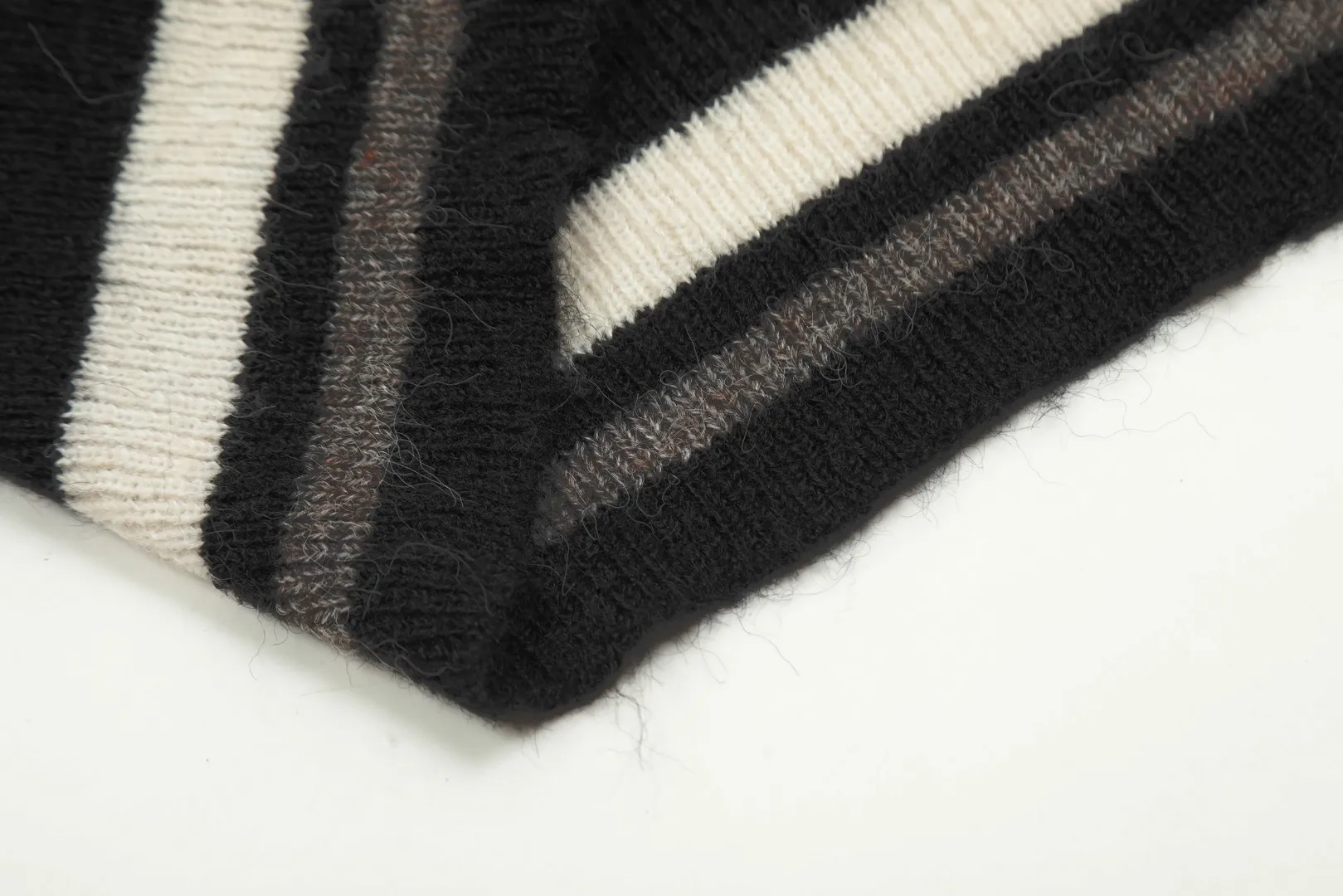 VIVI126 vivienne west wood 24 new style hollow pattern inscribed pattern heavy industry design knitted cardigan. The hollow pattern is Saturn, very special. Queen Mother of the West Vivian heavy industry show limited cardigan knitted sweater wool 2024 autumn latest style Size: S -M- L Color: white black